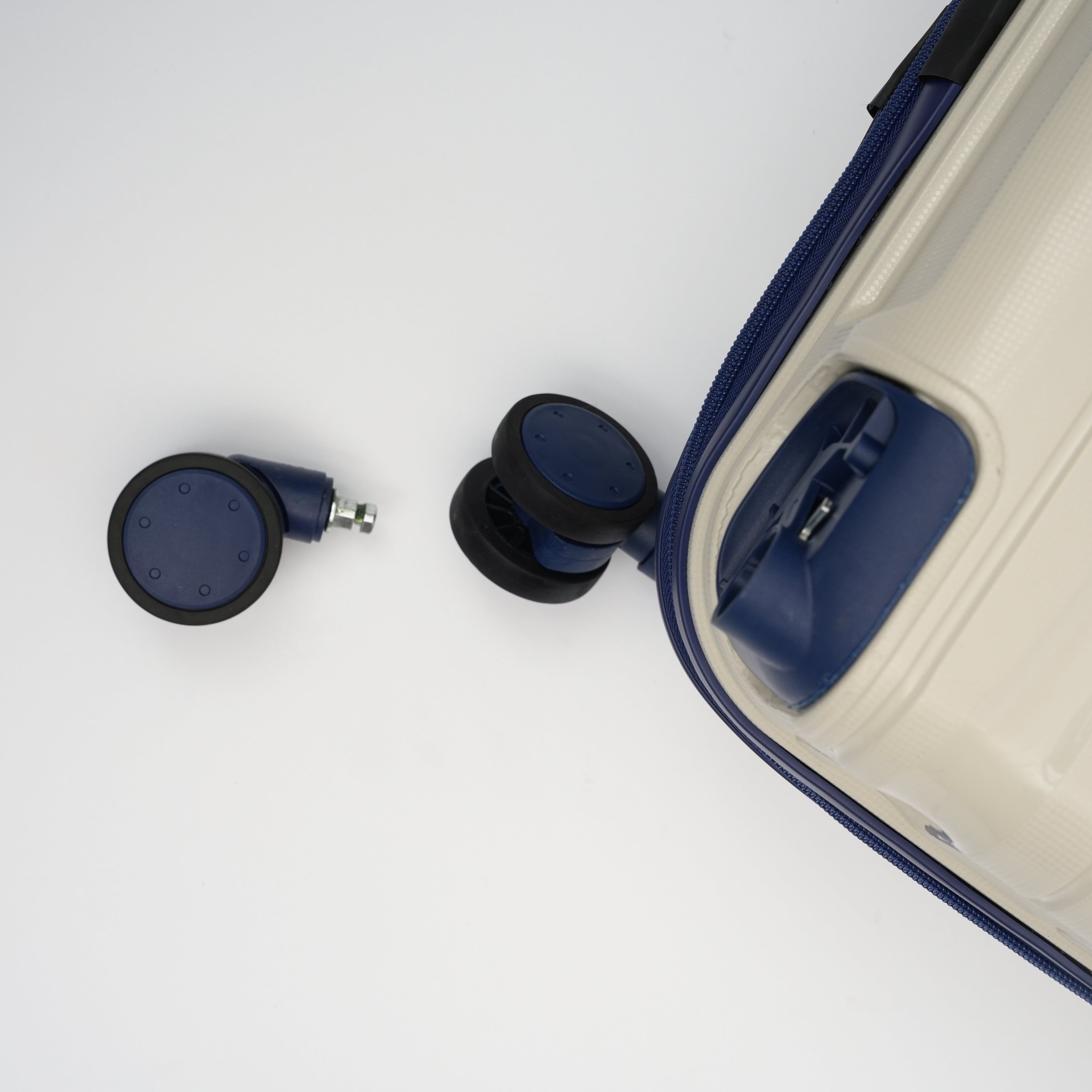 3-Piece Luggage Set with integrated luggage scale and USB port