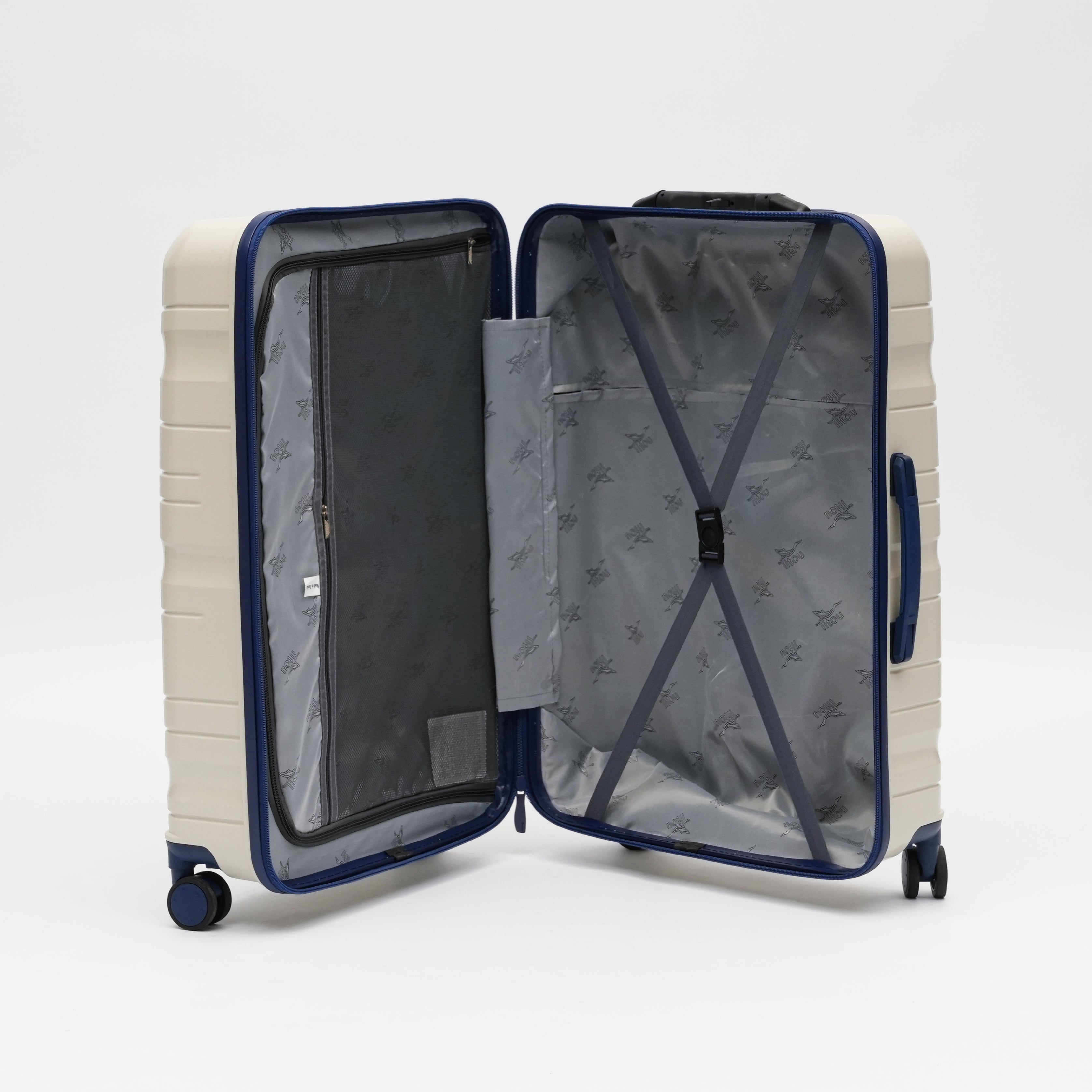 3-Piece Luggage Set with integrated luggage scale and USB port