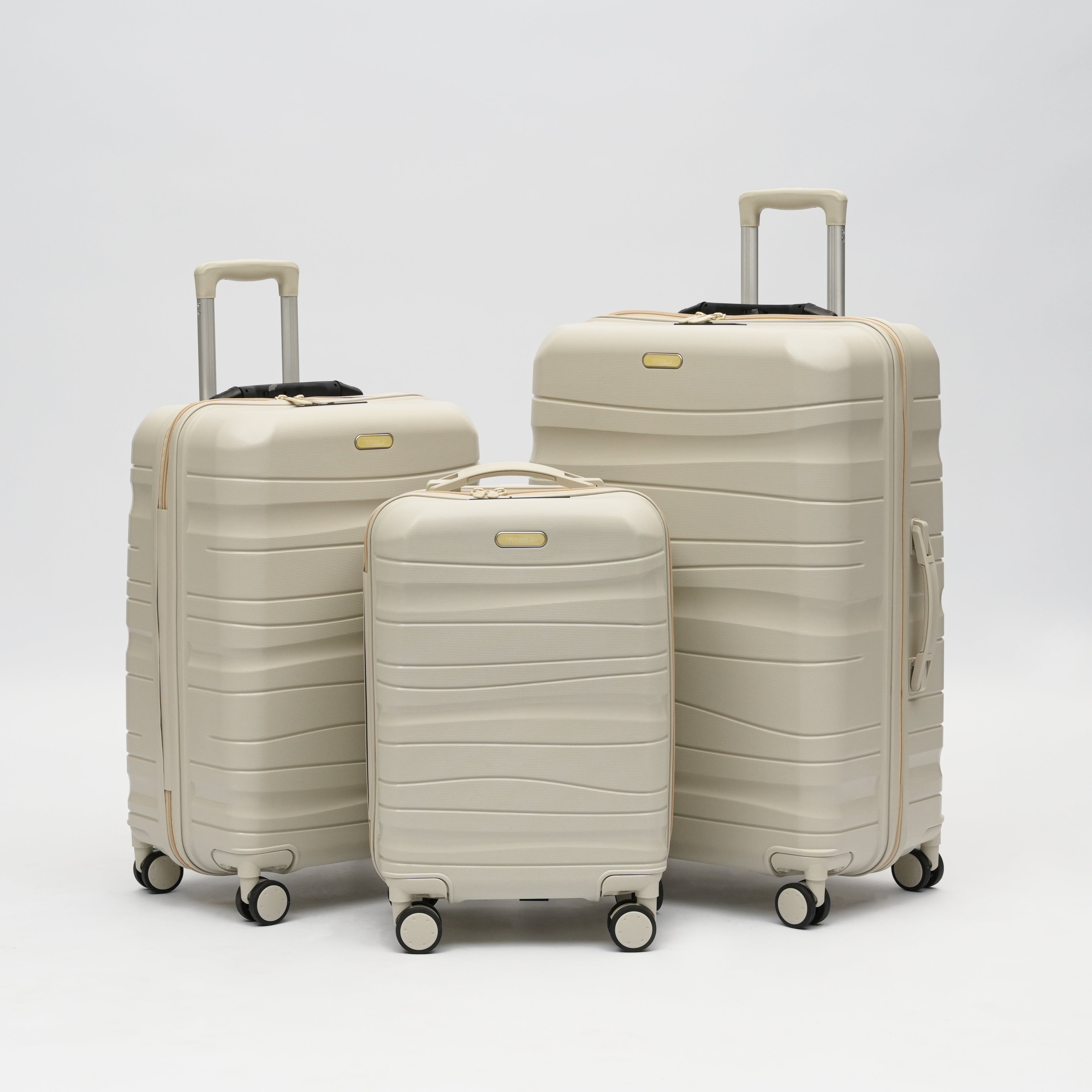 3-Piece Luggage Set with integrated luggage scale and USB port